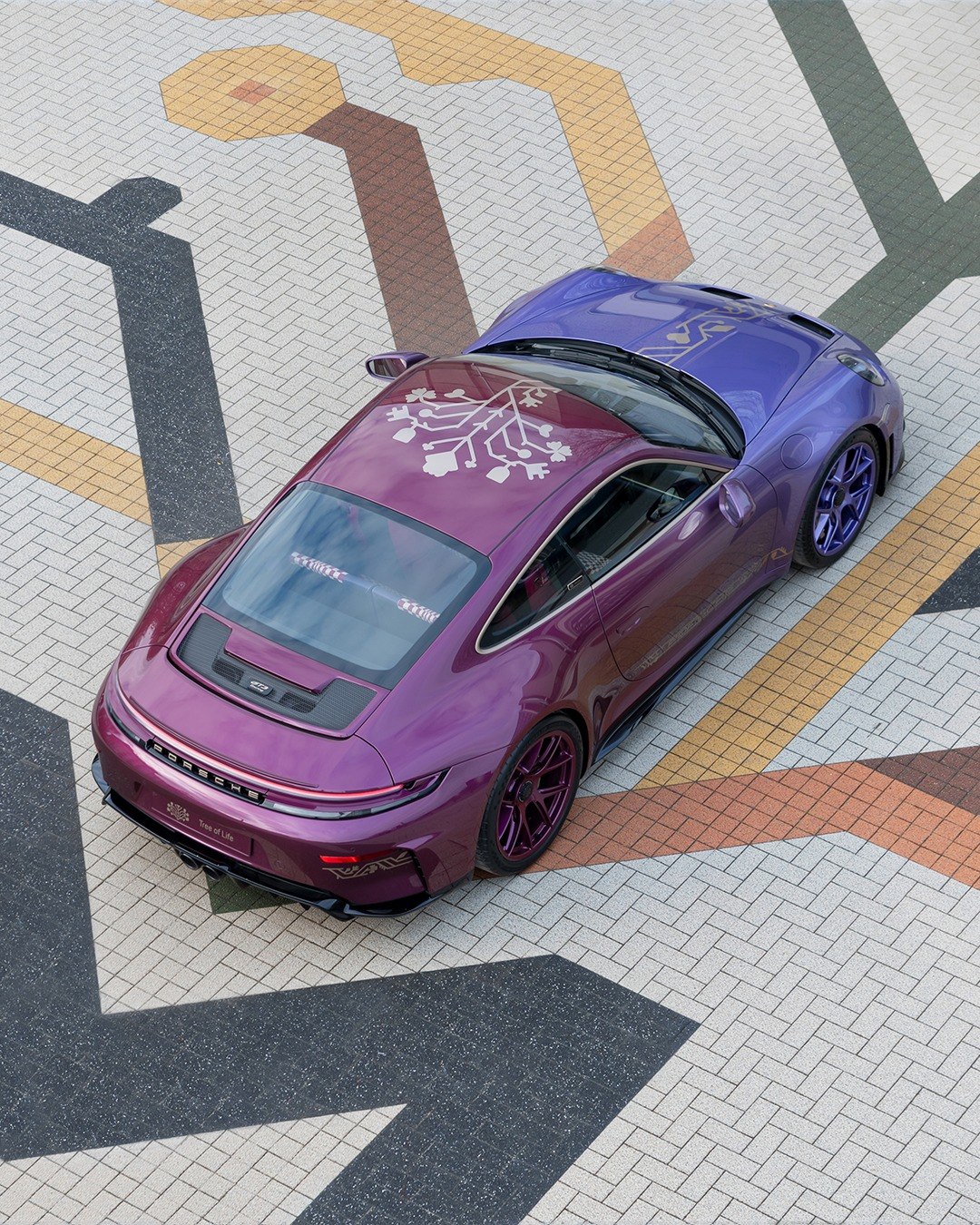 Moraliștii de pe rețele. Un Porsche expus printre costume populare într-un muzeu din Chișinău a împărțit internauții în două tabere: „Bătaie” de joc, spun unii, în timp ce alții laudă parteneriatul
