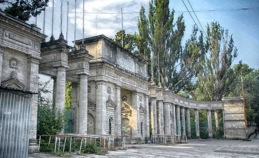 Cât a plătit statul proprietarilor de pe fostul stadion republican: Republica Moldova a finalizat procesul de eliberare a terenului fostului Stadion Republican și va transmite terenul către Guvernul SUA. Agenția Proprietății Publice a expropriat 16 bunuri aparținând a 10 proprietari, stabilind despăgubiri în valoare de 96,4 milioane lei (aproximativ 4,94 milioane euro)