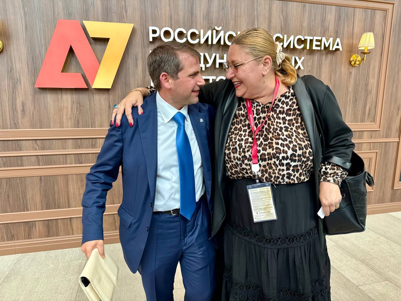 Oligarhul fugar Ilan Șor, condamnat la 15 ani de închisoare în Moldova și aflat în Rusia, a publicat fotografii alături de europarlamentara română Diana Șoșoacă de la Forumul Economic de la Sankt Petersburg. Șor a descris-o pe eurodeputată drept "viitorul președinte al României libere"