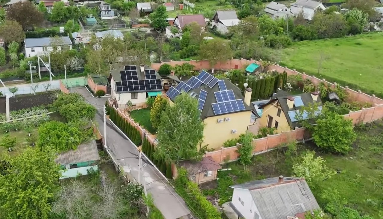 Secretele lui Vladimir. O investigație TV8 dezvăluie că Mitropolitul Chișinăului și al Întregii Moldove, IPS Vladimir, a achiziționat în octombrie 2024 un apartament de lux de 77 metri pătrați pe strada Petru Movilă, chiar lângă Mitropolie. Apartamentul din blocul considerat "exclusivist" valorează peste 200.000 de euro, iar surse susțin că ierarhul l-ar fi primit cadou după ce Mitropolia și-a dat acordul pentru construcție