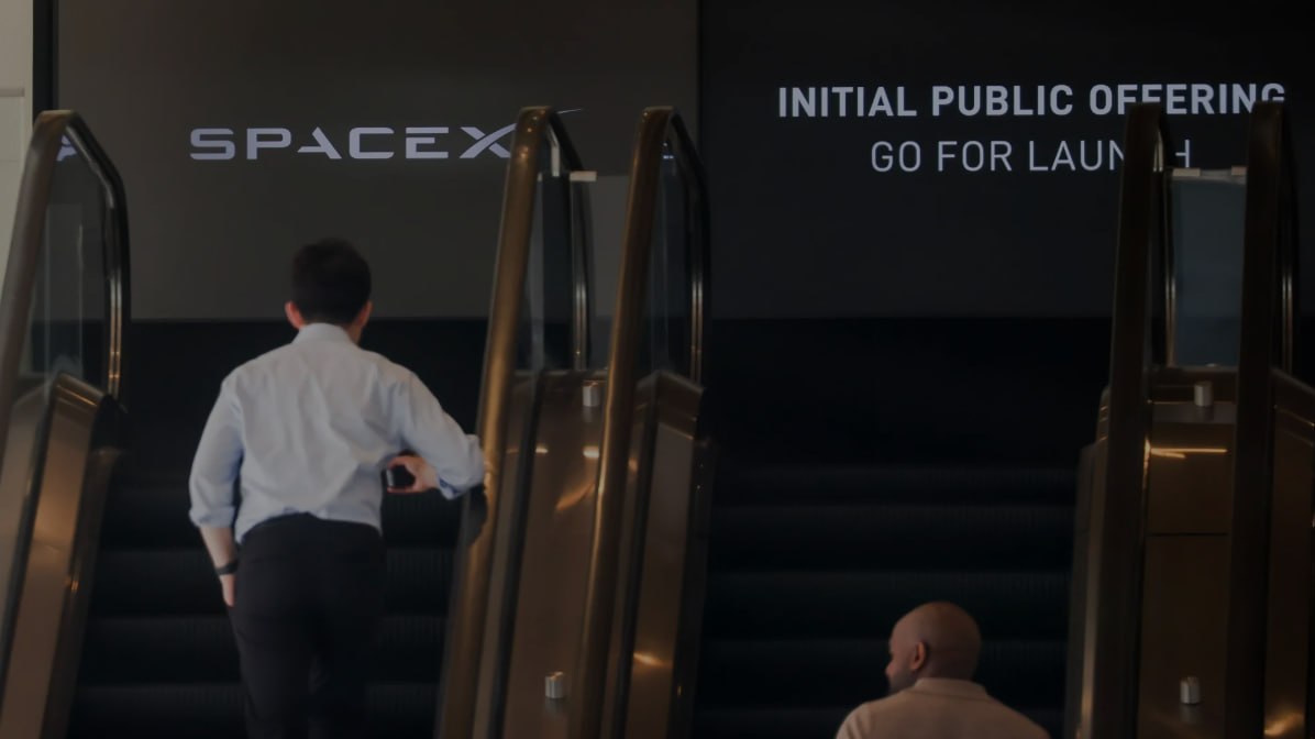 Moment istoric azi pe bursele internaționale: Are loc listarea SpaceX pe Nasdaq:  Evaluările preventive arată că e vorba de cel mai mare IPO din istorie. SpaceX intenționează să strângă 75 de miliarde de dolari prin această ofertă publică, depășind recordul deținut de Saudi Aramco, care a strâns 29,4 miliarde de dolari în 2019. Compania va pune pe piață peste 555 de milioane de acțiuni la un preț estimat de 135 de dolari fiecare, ceea ce îi conferă o evaluare totală de aproape 1,8 trilioane de dolari
