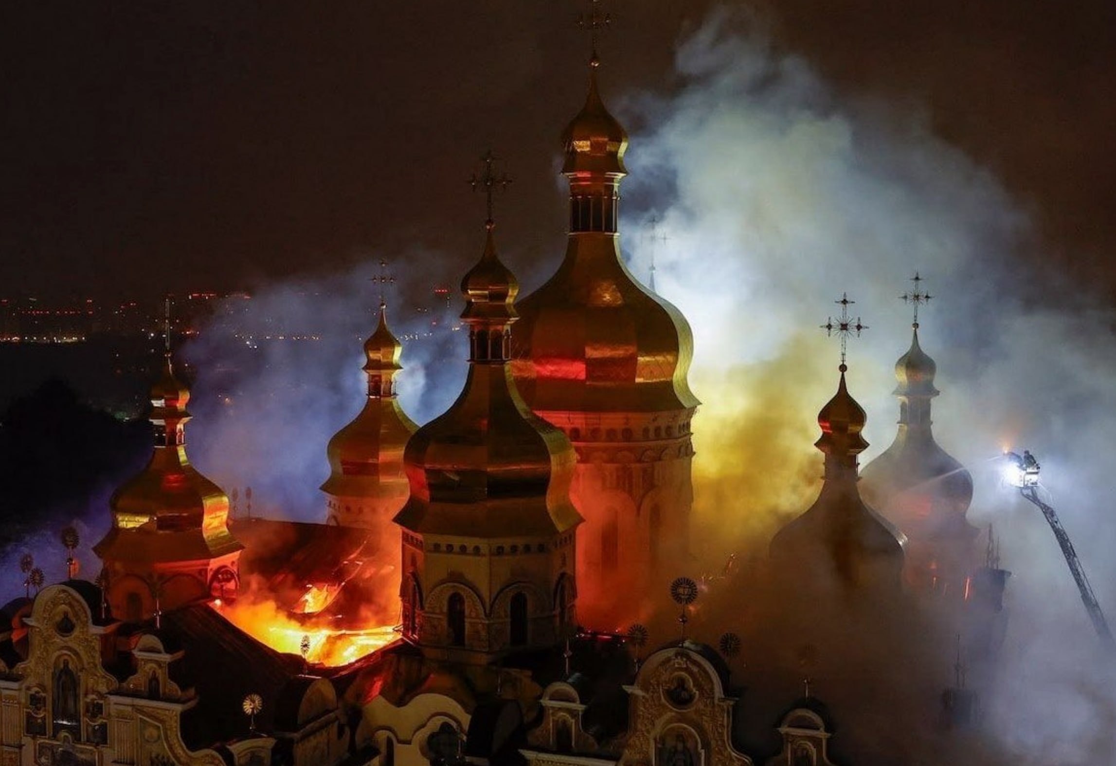 Putin bombardează și bisericile. Catedrala Adormirii Maicii Domnului din Kiev, în flăcări după un atac rusesc. E una dintre cele mai vechi biserici din creștinismul răsăritean
