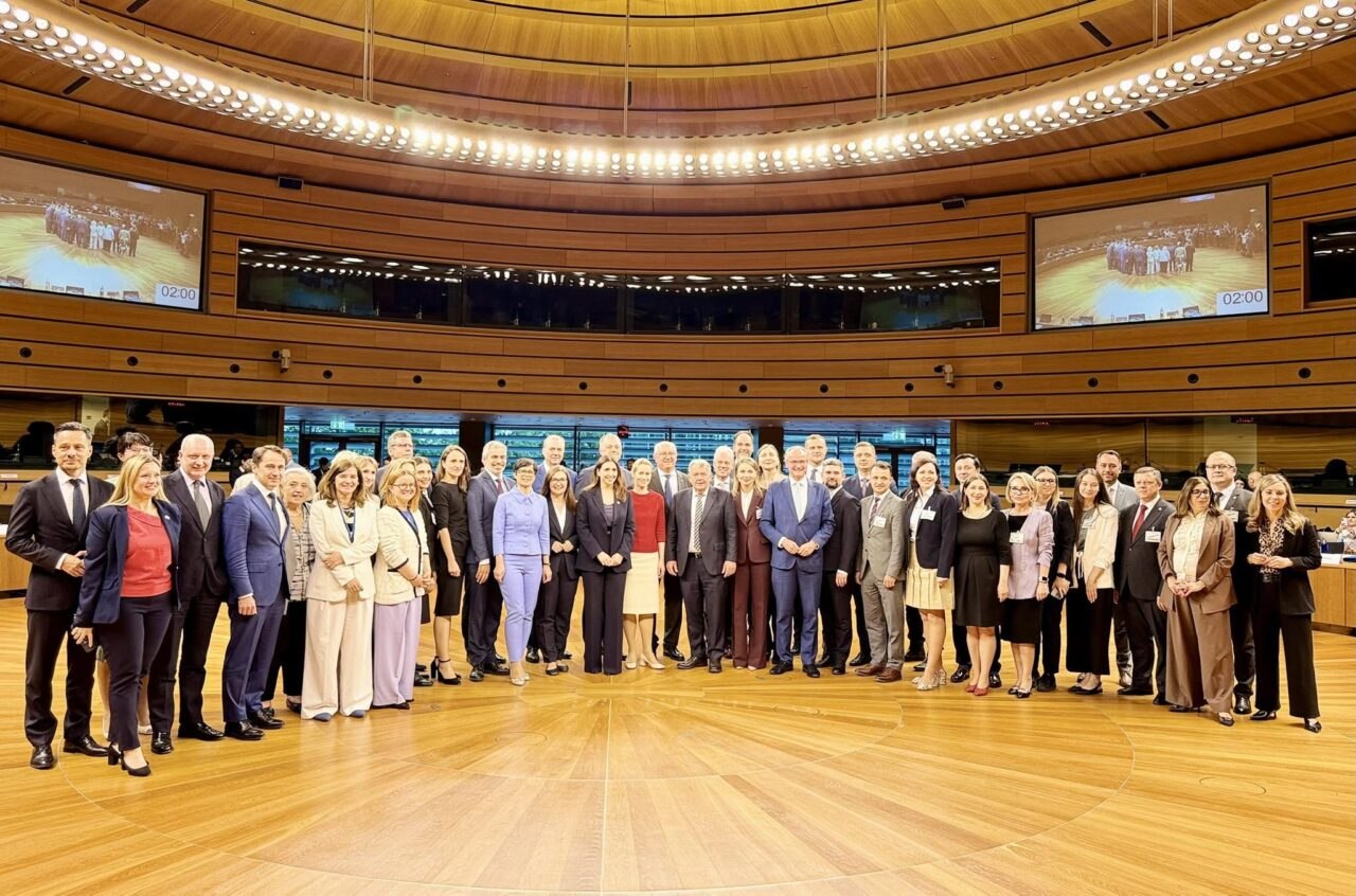 Uniunea Europeană a deschis oficial aseară negocierile de aderare a Republicii Moldova și Ucrainei pe Clusterul 1 – „Valori fundamentale" la Luxemburg. Delegația moldovenească este condusă de prim-ministrul Alexandru Munteanu. Președinta Maia Sandu a subliniat că aceste capitole vizează aspecte esențiale pentru cetățeni: o justiție corectă, instituții care lucrează în interesul public, combaterea corupției, respectarea drepturilor fundamentale și șanse egale pentru toți