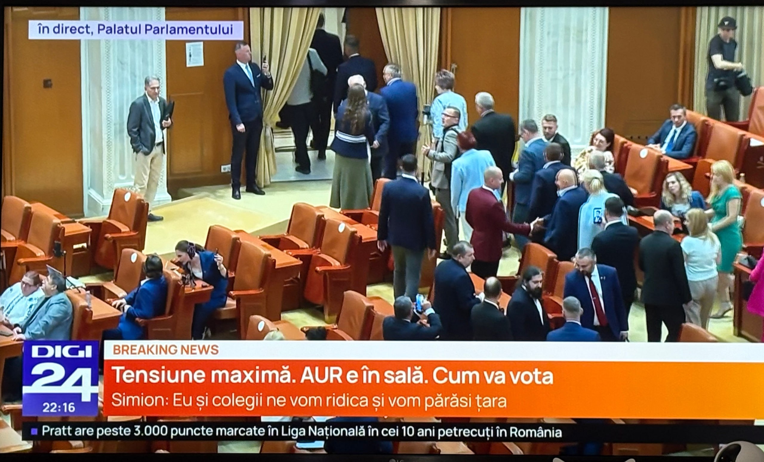România: George Simion i-a chemat pe deputații săi din AUR să părăsească sala dacă nu sunt trădători. Aceștiau au început să plece din sală. Dacă niciun membru AUR nu trădează - Guvernul Veștea nu va putea fi învestit