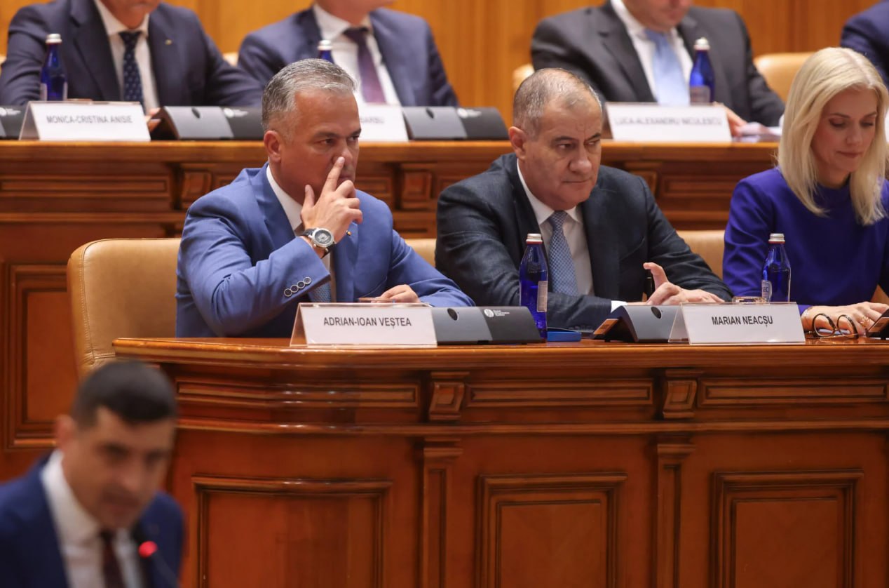 România. Parlamentul a respins aseară Cabinetul Veștea. Parlamentarii AUR și UDMR au ieșit din sală, iar cei ai PNL și USR au rămas în bănci dar nu au votat