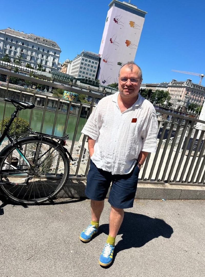 Pentru prima dată în istorie, o lucrare a unui artist moldovean a fost instalată pe celebrul turn Ringturm din Viena. Artistul vizual Pavel Brăila a inaugurat ieri, 25 iunie, lucrarea intitulată "Fericirea e în mâinile tale", care va putea fi admirată pe sediul Vienna Insurance Group timp de 5 luni, pe parcursul verii și toamnei