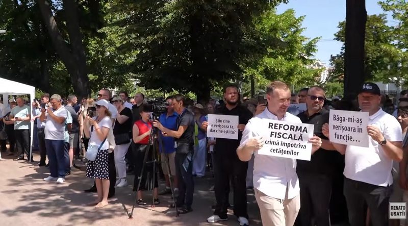 Protest azi în fața Parlamentului organizat de opoziție împotriva proiectului politicii bugetar-fiscale pentru anul 2027. Manifestanții s-au adunat cu pancarte pentru a-și exprima nemulțumirea față de inițiativa propusă de Ministerul Finanțelor, cerând retragerea acesteia și solicitând autorităților să vină cu soluții care să sprijine cetățenii, să atragă investiții și să contribuie la dezvoltarea economică