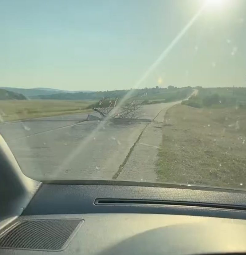 Atenție la drumuri! Pe traseul Chișinău-Bălți, în apropiere de Dumbrăvița, s-au umflat plăcile de beton din cauza caniculei. Administrația Națională a Drumurilor avertizează că pe drumurile din țară pot apărea deteriorări ale îmbrăcămintei rutiere din beton-ciment