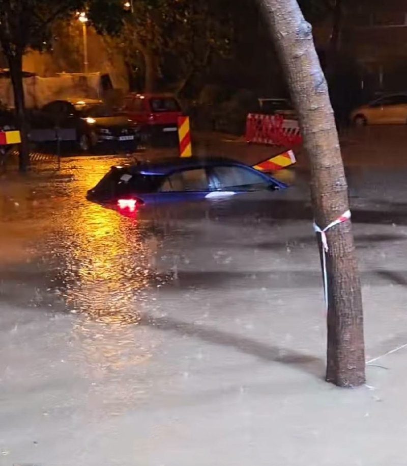 Furtună și ploi torențiale ieri seara la București, după câteva zile de foc: Ploile au rupt copaci, au dat traficul peste cap și au blocat căi de metrou