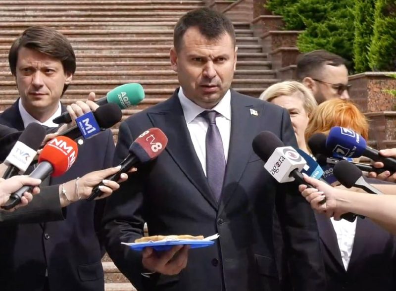 Costiuc a adus o plăcintă la Președinție „în semn de protest” și au făcut declarații de pe scările instituției. Parlamentarii l-au propus pe președintele PAS și speakerul Parlamentului, Igor Grosu, pentru funcția de prim-ministru, dar nu au intrat la consultările anunțate de Maia Sandu