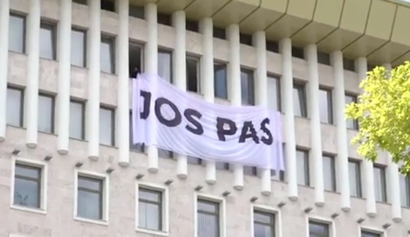 Flashmob organizat ieri de MAN la Parlament: Mesaj anti-PAS, arborat pe clădirea instituției