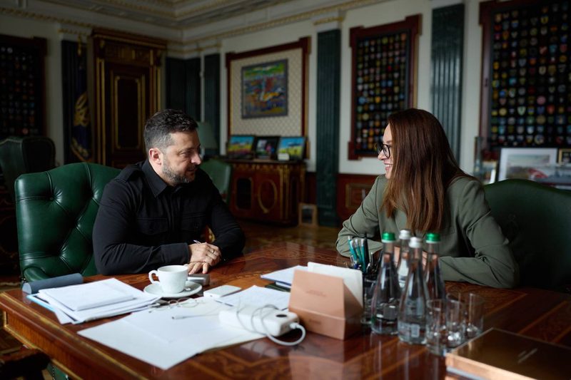 Președintele ucrainean Volodimir Zelenski a anunțat duminică o remaniere guvernamentală majoră la Kiev. Premierul Iulia Svîrîdenko, numită în funcție vara trecută, va fi mutată într-un nou rol în cadrul conducerii de stat, într-un domeniu de “relație cu partener strategic”
