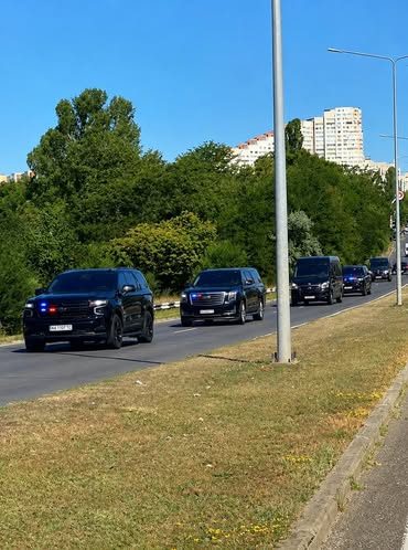 Convoiul lui Volodimir Zelenski, surprins, din nou, în drum prin Chișinău. Acesta a plecat de la Chișinău spre Paris, unde participă la reuniunea Coaliției Binevoitorilor, organizată de Emmanuel Macron. La summit sunt așteptați peste 20 de lideri europeni, iar agenda vizează continuarea sprijinului acordat Ucrainei și întărirea securității pe continentul european