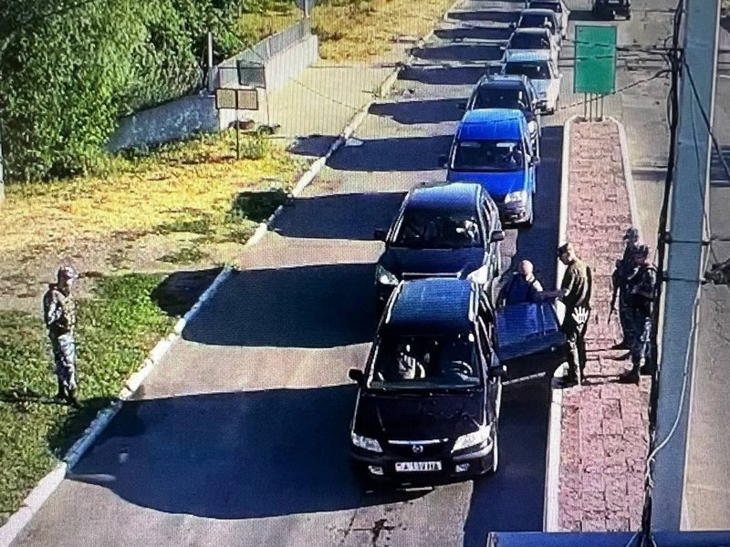 Jaf la Tighina: Un bancomat din Tighina a fost aruncat în aer de persoane necunoscute care au sustras banii din interior. Potrivit informațiilor preliminare, patru bărbați îmbrăcați în haine de culoare închisă ar fi deteriorat bancomatul, cel mai probabil folosind un amestec inflamabil. Jaf-ul s-a derulat ca în filme, iar făptașii au părăsit rapid locul faptei