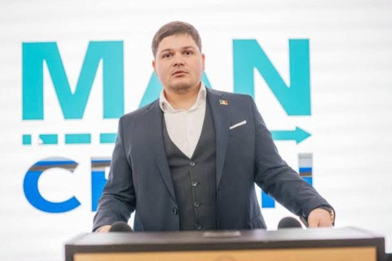 Potrivit ZdG, cel reținut este Ion Onța, consilier municipal din partea fracțiunii MAN. Acesta este acuzat că a escrocat doi investitori cu peste 155.000 de euro
