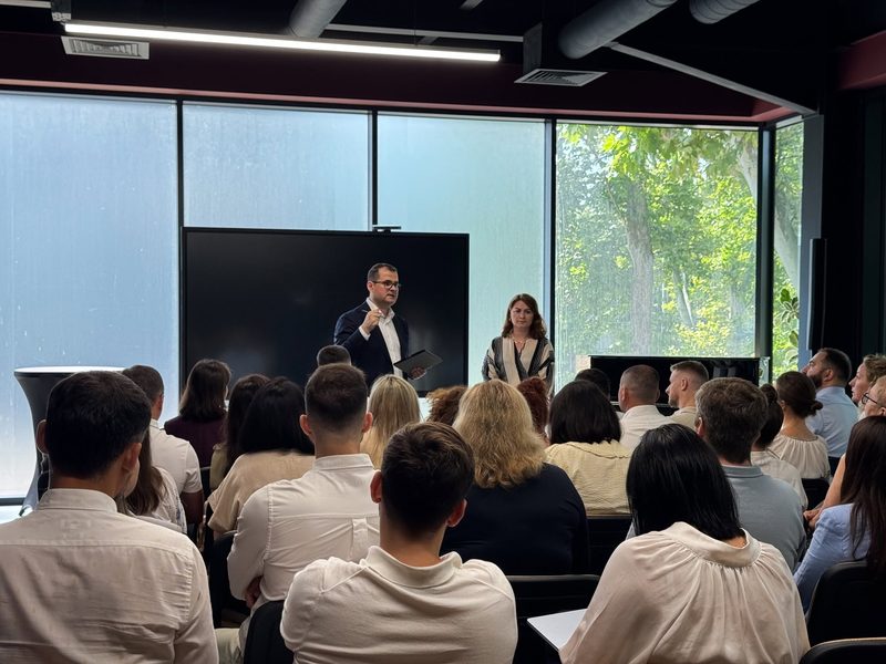 Premierul desemnat Vasile Tofan promite o nouă abordare în relația cu businessul mic: „Responsabilitatea mea este să aud unde se blochează lucrurile”. Acesta a avut discuții și cu asociațiile de afaceri: ,,Am discutat deschis și despre măsurile fiscale necesare”