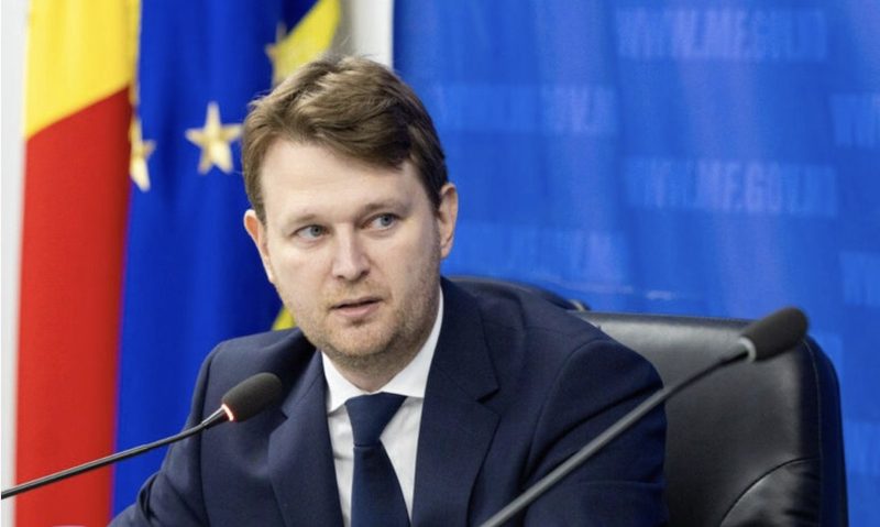 Andrian Gavriliță, la final de mandat, cu regrete, dar și șocat de cât de infect a devenit spațiul public: "Eram conștient că reformele nu aveau cum să fie aplaudate, dar nici nu mă porneam la concursuri de popularitate. (...) Un gust amar aparte mi-a rămas de la conștientizarea despre cât de vulnerabil e spațiul informațional al țării noastre. Și nici nu mă mai refer la troli, boți, canalii de telegram sau alte forme de răspândit ură. După 2 offline-uri cu mai mulți jurnaliști și vreo 10 emisiuni la care am participat ca să dau răspunsuri la toate întrebările - m-a întristat să aud cum oameni care se pretind jurnaliști - distribuie falsuri în monologuri supărate la TV"