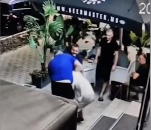 Un bărbat a agresat violent un tânăr de 19 ani, administrator al unui restaurant din Râșcani, în noaptea de 29 iunie, după ce acesta a luat apărarea unei chelneriță insultată și amenințată cu violul. Incidentul a fost înregistrat de camerele de supraveghere