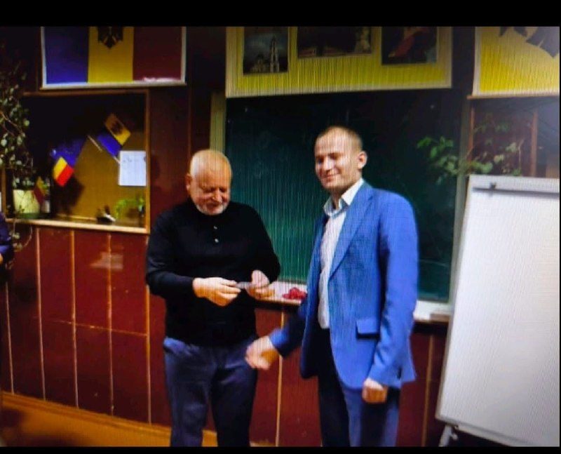 Radu Musteață, noul ministru al Agriculturii, a negat că ar fi fost membru PDM, după ce la Jurnal TV a apărut o fotografie cu el alături de fostul deputat democrat Nae Simion Pleșca. Ministrul a confirmat că el este în imagine, dar susține că nu a deținut carnet de partid sau funcție în PDM