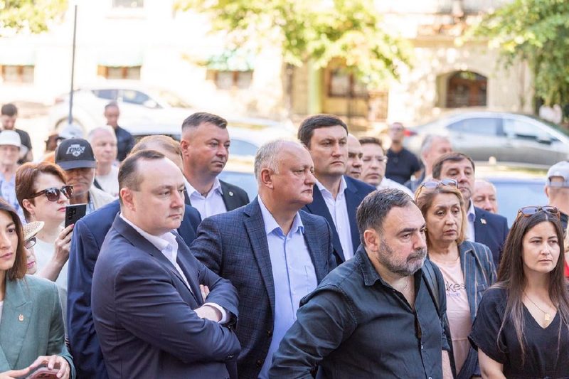 Opoziția, unită la proteste azi la ANRE. Mai multe partide de opoziție au protestat vineri în fața ANRE împotriva majorării tarifului la gaze cu aproape 6 lei, până la 20,3 lei pe metru cub. Liderul PDCM, Ion Chicu, a acuzat conducerea ANRE că include în costuri „salarii grase" și cheltuieli administrative excesive, în loc să optimizeze cheltuielile