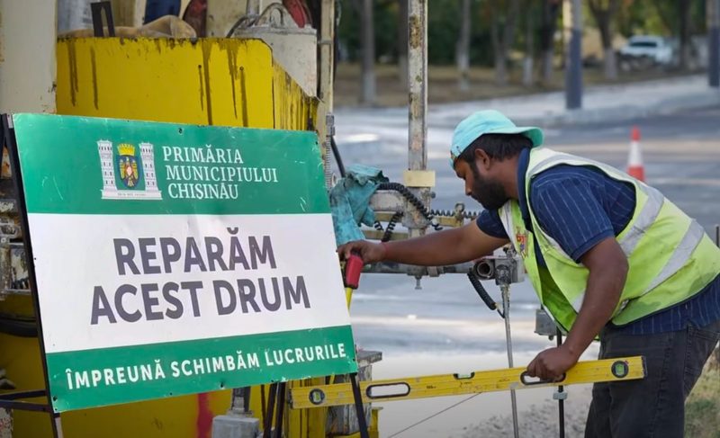 Muncitori străini repară drumurile din Chișinău. Două săptămâni în urmă, primarul Capitalei Ion Ceban a distribuit un video care a generat un val de mesaje de ură la adresa imigranților cazați în căminele fostei Universități Agrare