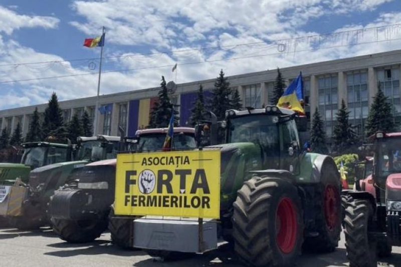 Asociația "Forța Fermierilor" amenință din nou cu proteste masive. Alexandr Slusari spune că asociația pune condiții Guvernului, și are 3 la număr, în caz contrar, va organiza proteste: Dacă Guvernul nu reglementează până vineri tranzitul cerealelor ucrainene prin Republica Moldova, propune licențierea importurilor de cereale din Ucraina după modelul aplicat în România, și reducerea TVA la produsele agricole