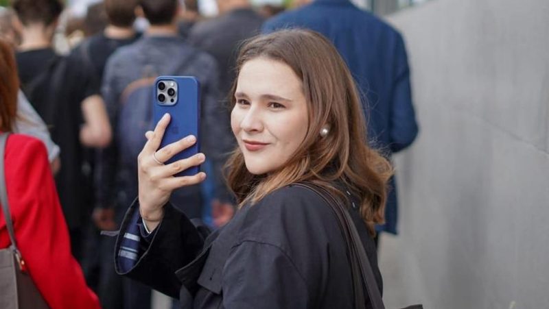 O nouă controversă în spațiul public pe angajările cu dedicație pentru partidul de la guvernare. Portalul Moldova Curată a documentat cazul Seliniei Cojocaru, vicepreședinta de 22 de ani a Organizației de Tineret a PAS, acuzată de favoritism și angajată în ultimii trei ani la Ministerul Culturii, Ministerul Mediului și „Apele Moldovei" prin contracte directe, fără concurs, deși avea doar studii liceale. Ea a primit în total peste 300.000 lei pentru servicii de comunicare și producție video, similar cazului Bogdan Zgherea de la Ministerul Culturii