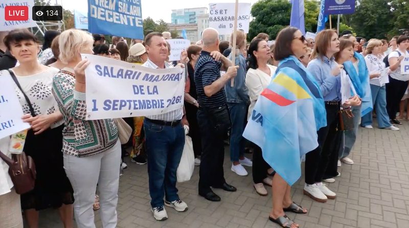 Profesorii și angajații din domeniul educației se adună astăzi, 19 august, în Piața Marii Adunări Naționale din Chișinău. Manifestația, organizată de Federația Sindicală a Educației și Științei (FSEȘ), va avea loc în intervalul 09:00–11:30