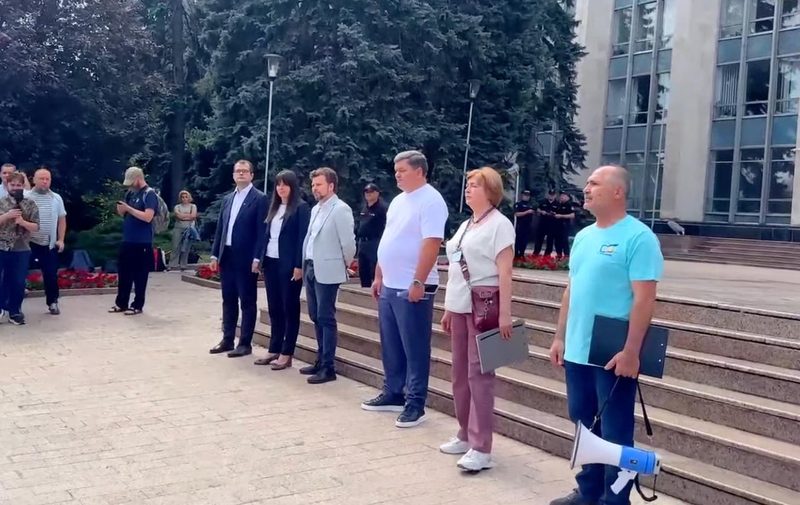 Premierul Vasile Tofan, ministrul Educației Dan Perciun și ministra Finanțelor, Victoria Belous, au venit în fața profesorilor protestatari, imediat după ședința Guvernului