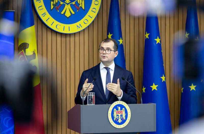Una caldă, alta rece. Guvernul a prezentat noua Lege a salarizării în sectorul bugetar într-o conferință de presă susținută de premierul Vasile Tofan, care a recunoscut că termenul inițial - luna septembrie - poate fi respectat din motive fiscale și administrative. El a invocat șocurile economice și energetice din regiune și noua politică fiscală care va avea efect întârziat, precizând că Guvernul are nevoie de câteva luni în plus pentru a asigura finanțarea