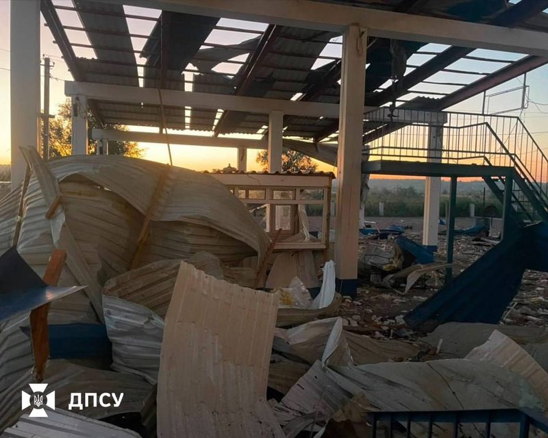 Presa din Ucraina anunță că Rusia a atacat cu drone Shahed punctul de trecere a frontierei Tabaki, aflat la granița cu Republica Moldova, situat în regiunea Odesa. În urma atacului au fost avariate clădiri și construcții, iar mai multe incendii au izbucnit la fața locului