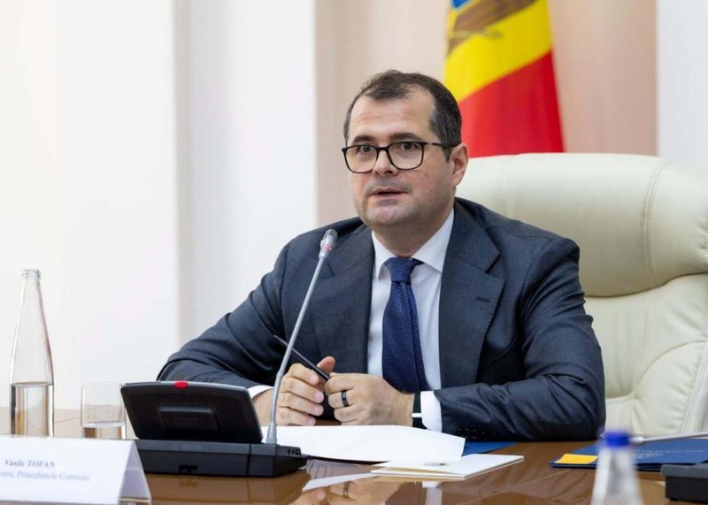 Premierul Vasile Tofan a declarat venituri de aproape 618.000 de dolari în 2025, doar din salariul și bonusurile primite de la Horizon Capital, unde lucra ca investitor. Oficialul a primit 300.000 de dolari salariu și 317.680 dolari bonusuri de performanță. Suplimentar, a câștigat aproape 769.000 de lei din activitatea sa în Consiliul de Administrație al băncii MAIB, venituri din dobânzi și împrumuturi acordate diverselor companii, precum și 85.800 de dolari din chirii de bunuri imobile din Ucraina