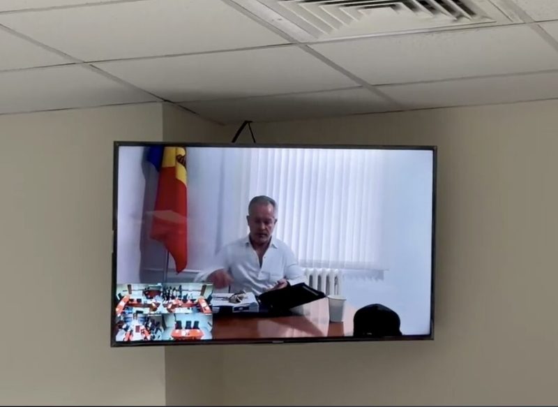 Dosarul „Frauda bancară”, la Curtea de Apel: Vladimir Plahotniuc a participat prin conferință. Examinarea în apel a dosarului în care Vladimir Plahotniuc a fost condamnat la 19 ani de închisoare pentru frauda bancară va începe la 1 octombrie. Fostul lider democrat a participat prin videoconferință la ședința preliminară, iar avocatul său a cerut fără succes prezența fizică a clientului, invocând probleme de comunicare