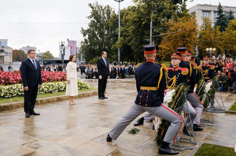 Ziua Independenței, marcată la Complexul Memorial „Eternitate”, la Maica Îndurerată, dar și la monumentul lui Ștefan cel mare: Conducerea țării, Maia Sandu, Igor Grosu și Vasile Tofan au depus flori: