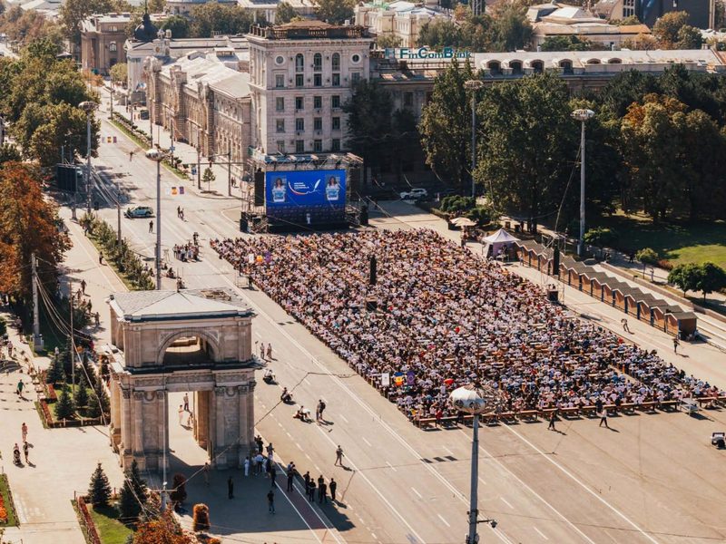 Aproape 3.500 de persoane au participat pe 31 august la cea de-a IV-a ediție a Marii Dictări Naționale, desfășurată la Chișinău și în 16 raioane ale Republicii Moldova, cu ocazia Zilei Limbii Române. Elevi, profesori, părinți și oameni de toate vârstele și-au testat competențele lingvistice în cadrul evenimentului organizat de Ministerul Educației și Cercetării, sub egida Președinției. Ministrul Dan Perciun a subliniat importanța păstrării limbii române ca moștenire vie, amintind luptele din trecut pentru revenirea la alfabetul latin și recunoașterea limbii