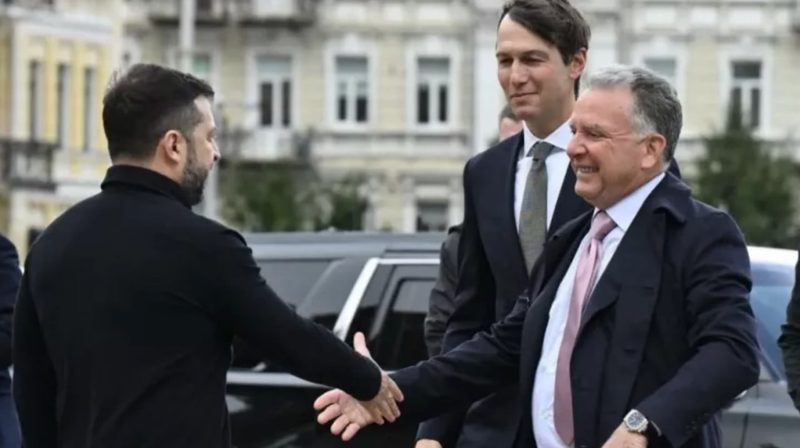 Emisarii americani Steve Witkoff și Jared Kushner au ajuns duminică la Kiev cu trenul din Polonia, urmând să se întâlnească cu președintele Volodimir Zelenski. Este prima lor vizită în Ucraina de la începutul eforturilor de mediere pentru o soluție diplomatică la război, după ce sâmbătă au discutat la Moscova cu Vladimir Putin. Zelenski a declarat pe X că echipa sa este pregătită pentru dialog și dorește să grăbească sfârșitul războiului, menționând că propunerile sunt gata