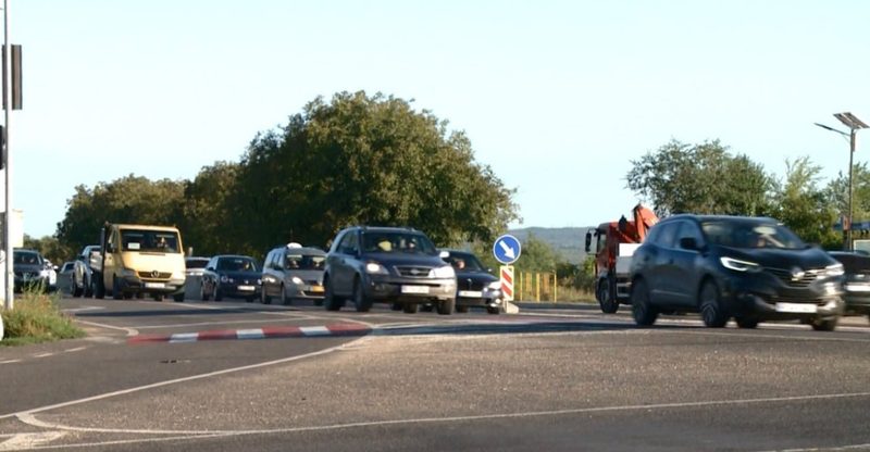 Cozi imense de mașini și nervi în fiecare dimineață, la ieșirea din Trușeni: „Unica soluție ar fi să mai construim două benzi”, spune primarul