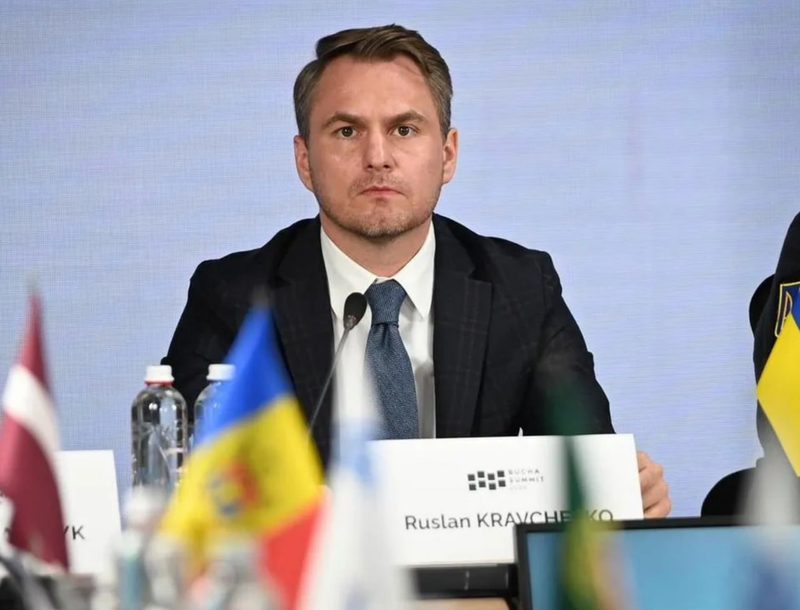 Procurorul general al Ucrainei, Ruslan Kravcenko, și-a anunțat demisia pe 7 septembrie, pe fondul unui scandal major de corupție legat de centre de apel frauduloase. Biroul Național Anticorupție a descoperit o presupusă organizație criminală condusă de un înalt funcționar din Parchet, care proteja aceste centre ilegale și spăla bani
