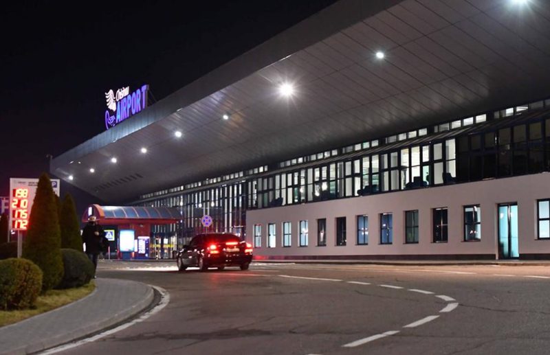 Extinderea Aeroportului, blocată iar? Necesitatea stringentă de extindere a Aeroportului, blocată după o decizie a Autorității Naționale pentru Soluționarea Contestațiilor. Aceasta ar fi anulat decizia de atribuire a licitației pentru extinderea terminalului Aeroportului Chișinău și a cerut reevaluarea ofertei câștigătoare