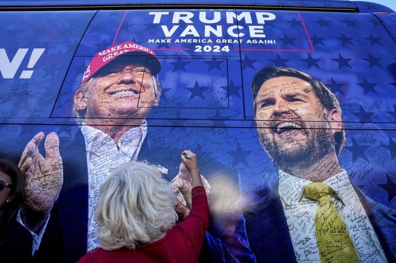 JD Vance, „încoronat” drept noul candidat la președinția SUA: ”Noi suntem partidul bunului simț, iar democrații sunt cei care urăsc America” / Trump îi face pe cei din public să jure: „Dacă nu votați, veți ajunge în iad”