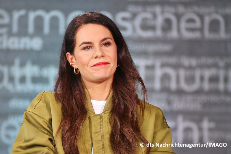 O jurnalistă germană de la RTL a demascat o rețea de "agenți de unică folosință" ai Rusiei în Germania, după o investigație care a durat un an. Angelique Geray a creat un profil fals în rețelele sociale, prezentându-se drept Katia, o susținătoare a lui Vladimir Putin. A postat videoclipuri purtând tricou în dungi pe fondul drapelului rus și a manifestat în jurul Bundestagului cu tricolorul rusesc