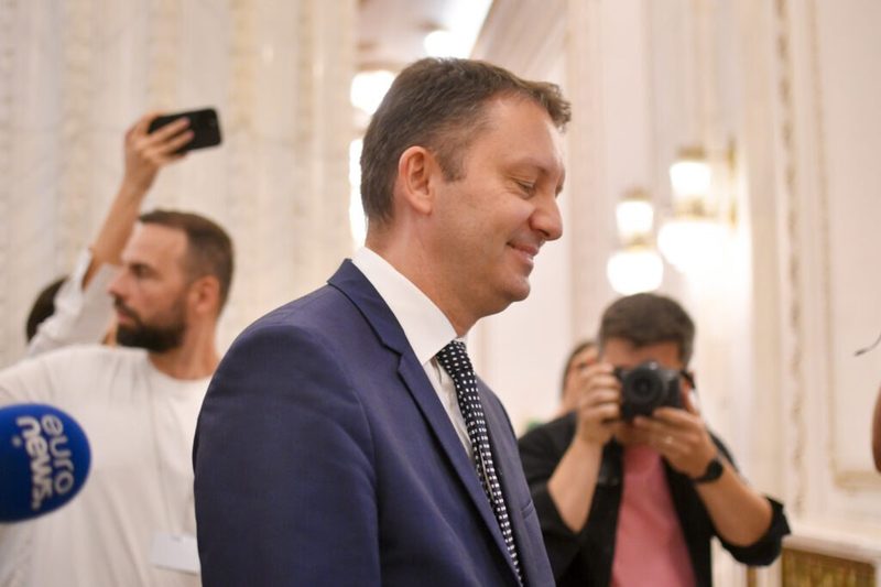 România: Zi decisivă pentru Guvernul Mureșan: Al treilea premier propus de președintele Nicușor Dan merge la vot în Parlament, de la ora 13:00 / G4Media va prezenta cele mai importante momente ale zilei