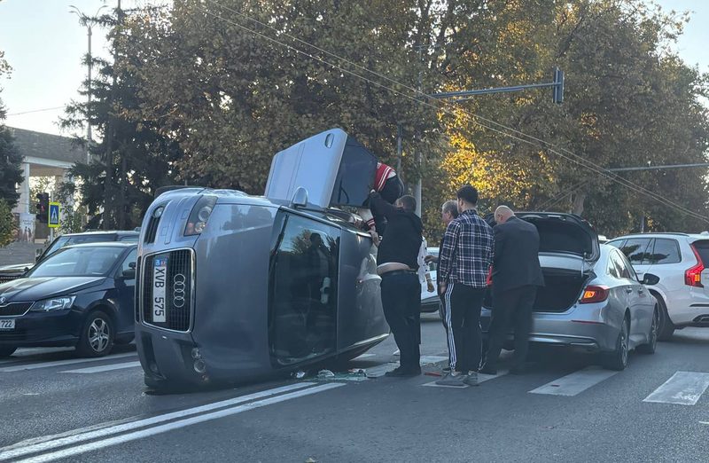 Accident azi dimineața în centrul Capitalei - mașină răsturnată chiar lângă Parlament