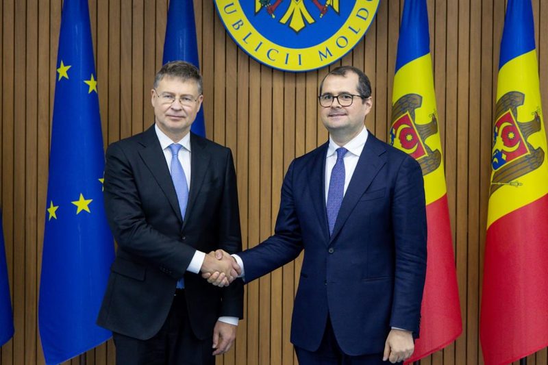 UE va debursa în curând 157 mil. euro din Planul de creștere pentru Moldova, a anunțat comisarul european Dombrovskis, aflat azi la Chișinău. Țara mai are 40 de puncte de reformă de implementat până în decembrie și alte 57 planificate pentru 2026, fiind la jumătatea perioadei de implementare