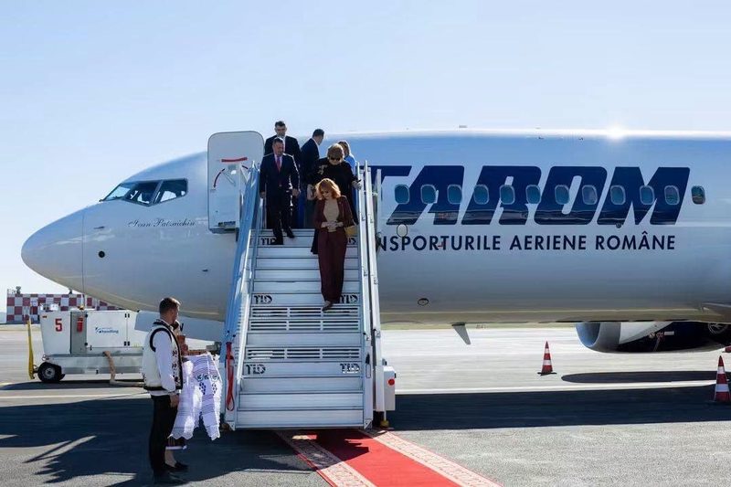 Un avion Boeing 737 MAX 8 al companiei TAROM, botezat "Ivan Patzaichin", a efectuat pe 3 octombrie primul zbor regulat pe ruta București-Chișinău. Aeronava, adusă direct de la Seattle, poate transporta până la 186 de pasageri, reprezentând o extindere semnificativă a capacității pe această rută. La bordul zborului inaugural s-au aflat fiica și soția marelui canoist român
