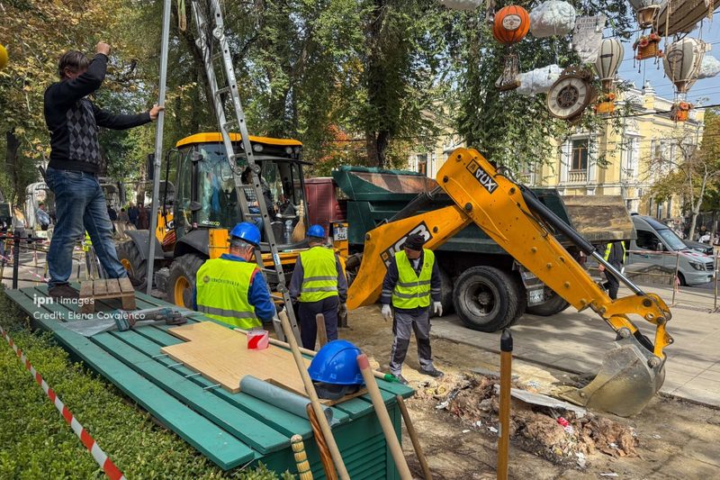 Angajații Termoelectrica au început remedierea avariei din Scuarul Catedralei din Chișinău după ce poliția a creat un cordon și a îndepărtat tractorul care bloca accesul. Disputa dintre municipalitate și Termoelectrica continuă, Primăria invocând lipsa autorizațiilor, iar compania susținând că poate interveni în caz de urgență