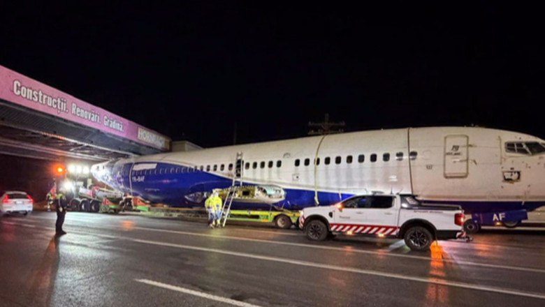 Un avion de pasageri dezafectat a rămas blocat sub un pod la București când era transportat spre un loc de joacă pentru copii, blocând circulația pe DN1