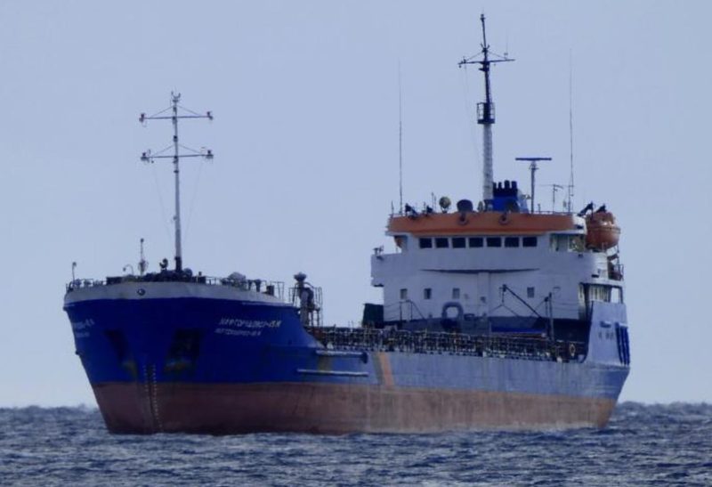 Marea Neagră. O navă comercială sub pavilion străin a fost lovită, posibil de o dronă, la circa 24 km de Portul Constanța, în afara apelor românești. Nouă marinari au fost salvați, unul a decedat, iar trei sunt dați dispăruți