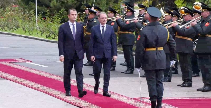 Noul premier român Luca Niculescu, întâmpinat oficial la Chișinău de premierul Vasile Tofan
