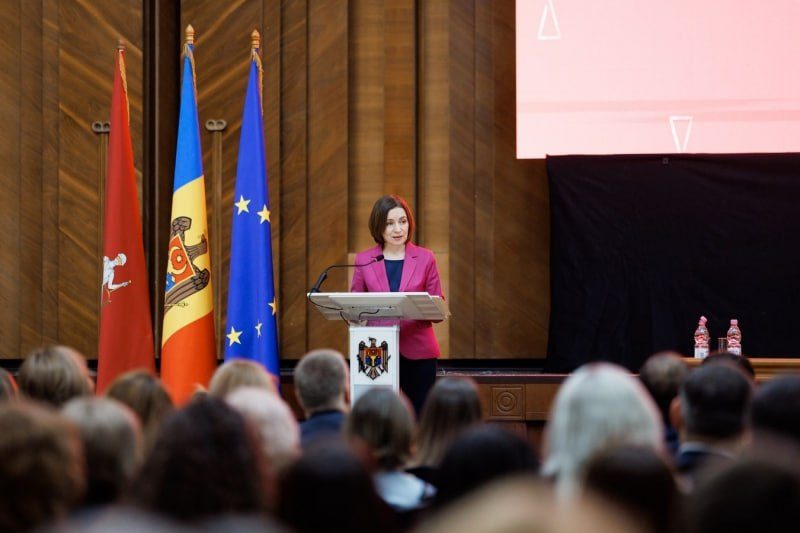 Președinta Maia Sandu a convocat o ședință a Consiliului Național de Securitate pentru a analiza atacul cibernetic asupra sistemelor guvernamentale și măsurile de răspuns. În urma incidentului, au fost extrase neautorizat date personale aferente aproximativ 750.000 de IDNP-uri, incluzând informații de identificare, date despre familie, status asigurat, permis de conducere, vehicule și informații financiare precum IBAN și datorii fiscale